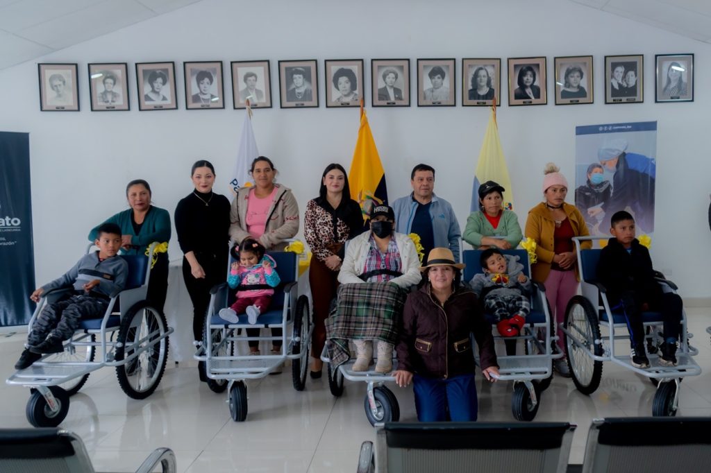 El Patronato Municipal de Latacunga y la Fundación Charity Anywhere entregan sillas de ruedas todo terreno a personas con más de 65% de discapacidad